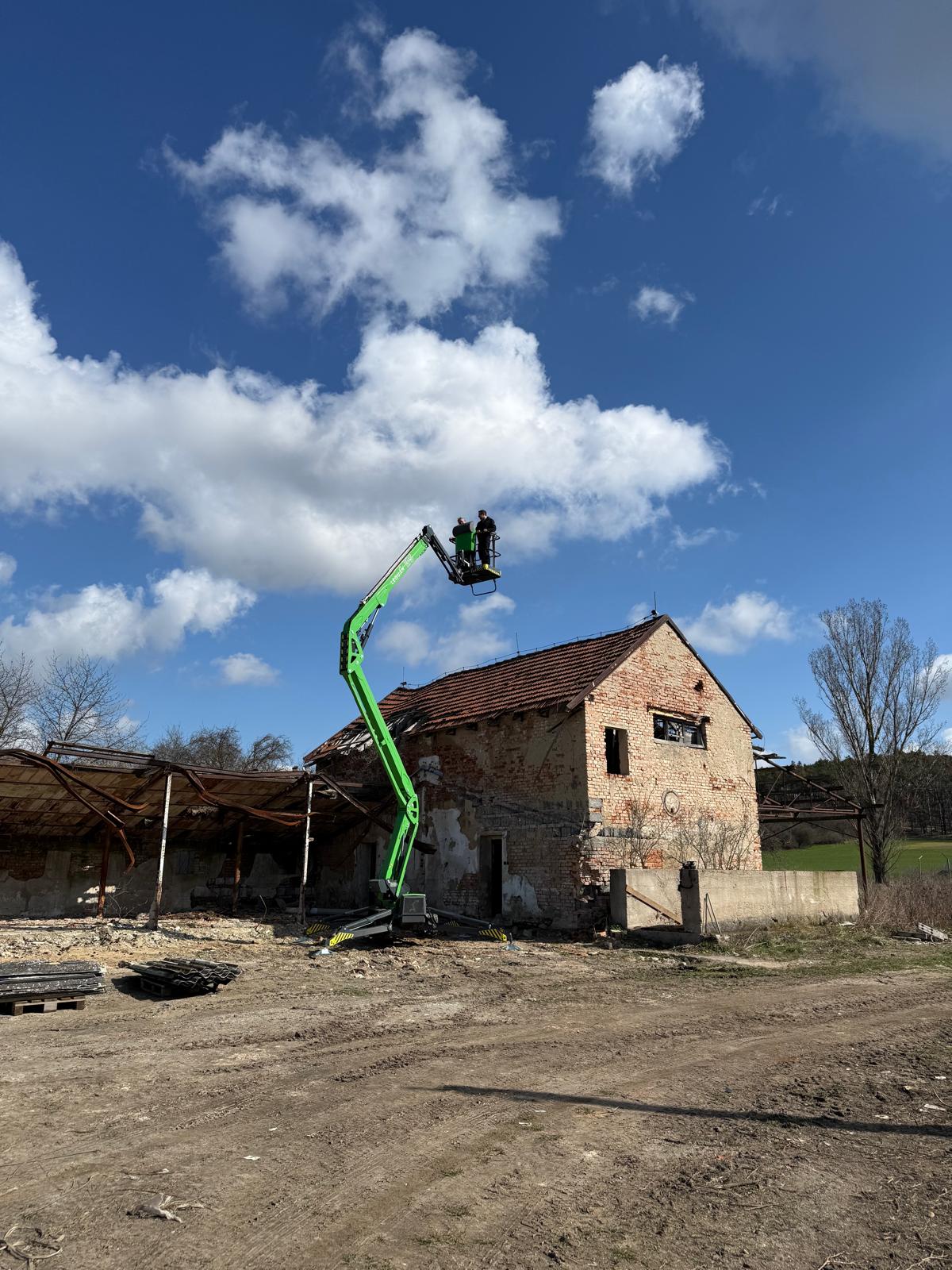 Pracovní plošina Leguán 195 v akci u rekonstrukce budovy